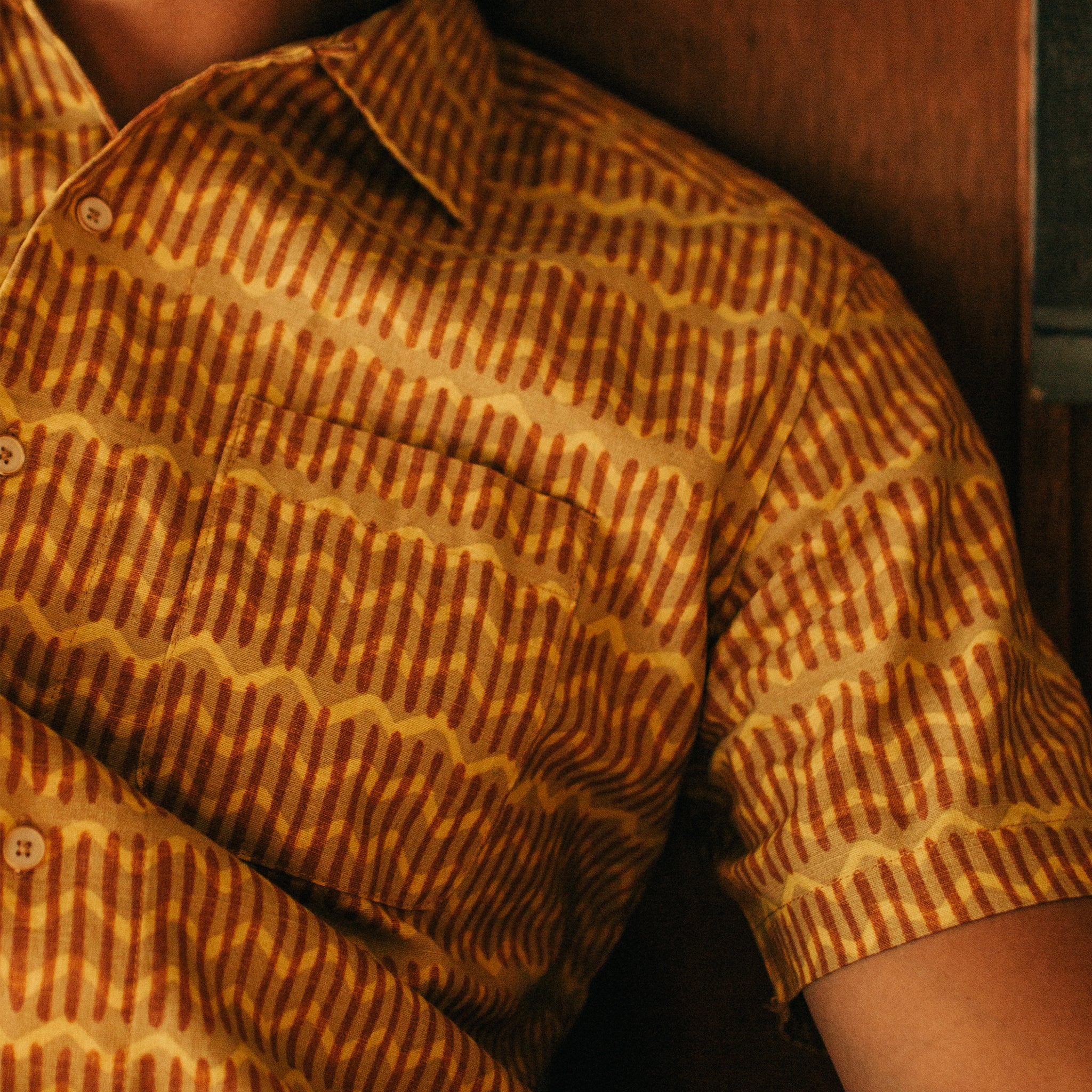 The Short Sleeve Hawthorne in Gold Wave - Image 3