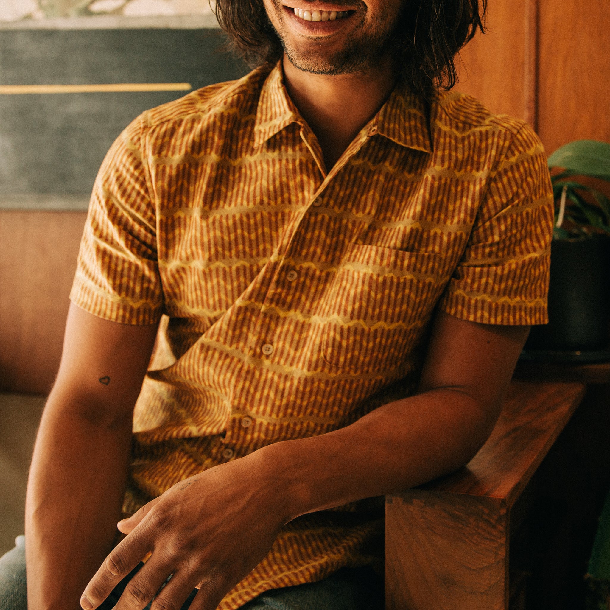 The Short Sleeve Hawthorne in Gold Wave - Image 2